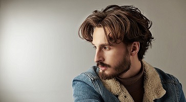 Jak układać długie włosy męskie – zobacz modne i wygodne uczesania