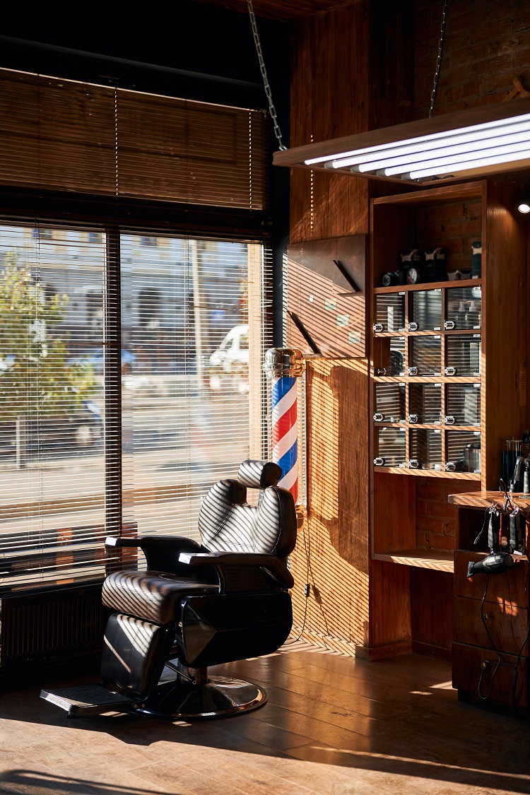 fotel w retro salonie barberskim